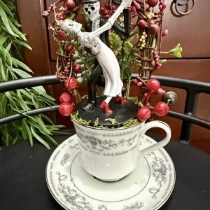 skeleton-bride-groom-day-of-dead-romantic-cup Spooky skeleton couple dancing under a rustic berry arch in a white and silver teacup, perfect for Halloween or Día de los Muertos décor.